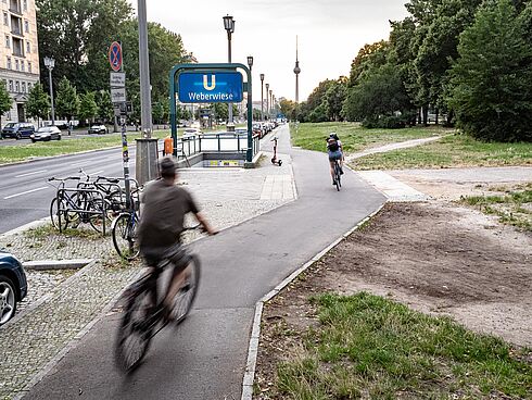 Radweg am U-Bahnhof Weberwiese, im Hintergrund ist der Fernsehturm zu sehen