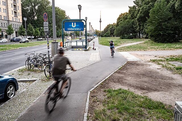 Radweg am U-Bahnhof Weberwiese, im Hintergrund ist der Fernsehturm zu sehen