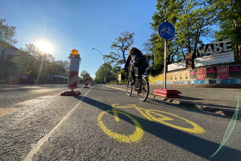 Temporärer Radfahrstreifen Berlin Fahrradicon und Leitkegel