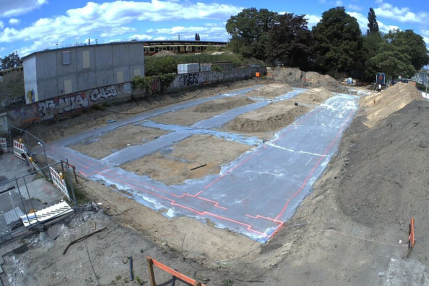 Fundament eines Fahrradparkhauses auf einer Baustelle