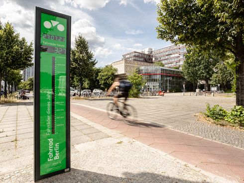 Fahrradbarometer an der Straße des 17. Juni