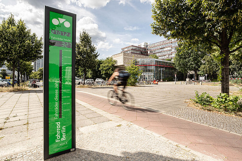 Fahrradbarometer mit digitaler Anzeige der Radfahrenden neben Fahrradweg
