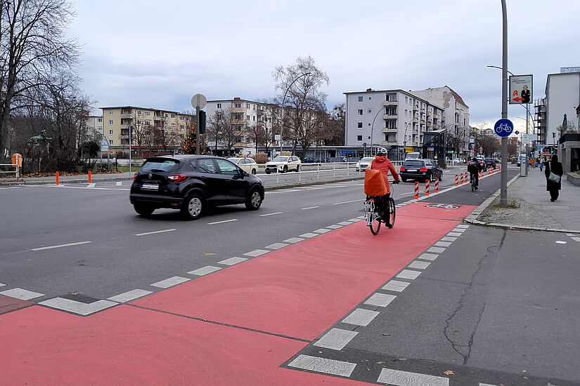 rotmarkierter Radfahrstreifen mit Fahrradfahrer