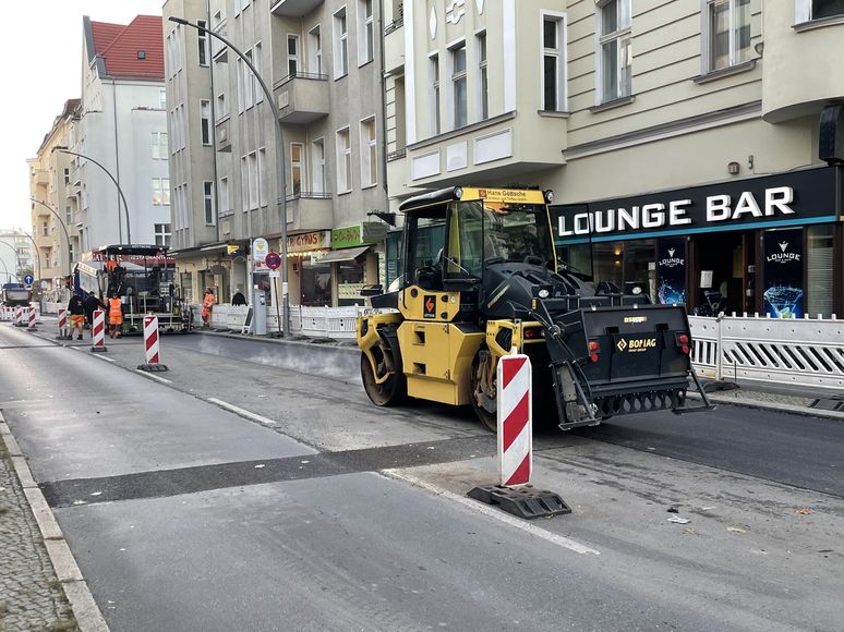 Mit schwerem Gerät wird die Asphaltdecke auf der Grunewaldstraße ausgebessert und erneuert.