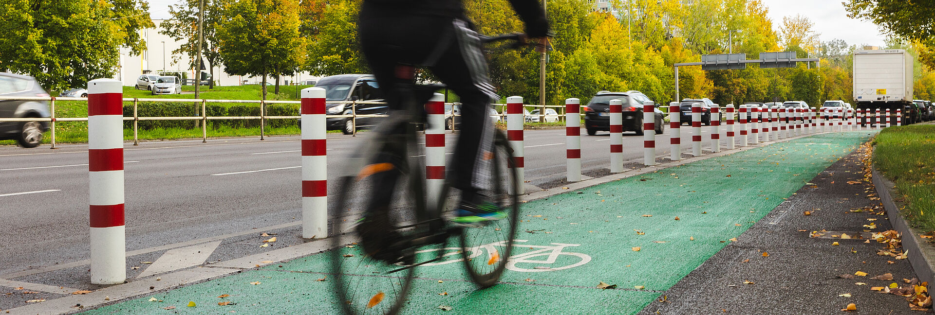 geschützter Radfahrstreifen mit Grünbeschichtung