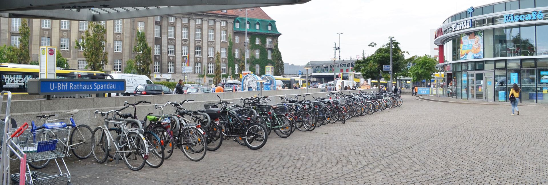 Fahrradparken am U-Bahnhof Rathaus Spandau