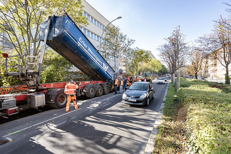 Die Anlieferung der 150 Tonnen Asphalt erfolgt per Lkw in geschlossenen Thermobehältern.