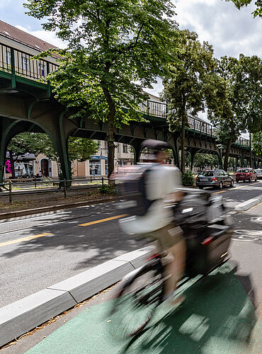 Fahrradfahrer fährt auf geschütztem radfahrstreifen auf der Schönhauser Allee