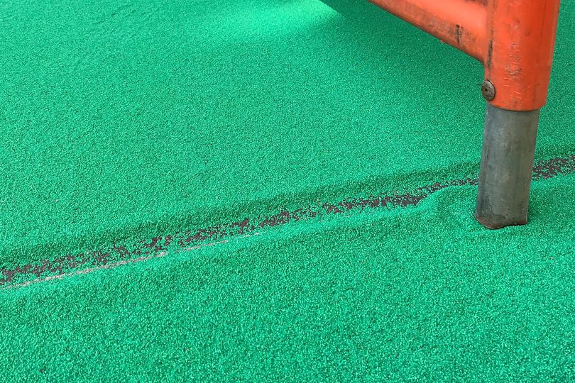 Überschüssig aufgetragener Quarzsand für grüne Radwege