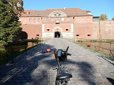 Blick auf die Brücke vor der Zitadelle Spandau, im Vordergrund ein Fahrrad
