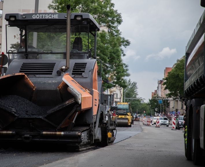 Asphaltmaschine und Walze auf einer Baustelle