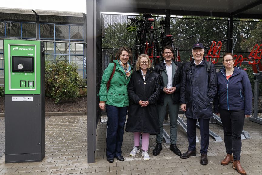 Verkehrssenatorin Ute Bonde, Reinickendorfer Bezirksstadträtinnen Julia Schrod-Thiel und Korinna Stephan, DB-Vertreter Alexander Kaczmarek und infraVelo Geschäftsführer Michael Fugel vor Fahrradabstellanlage