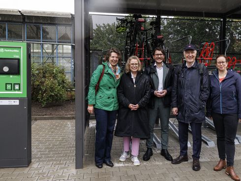 Verkehrssenatorin Ute Bonde, Reinickendorfer Bezirksstadträtinnen Julia Schrod-Thiel und Korinna Stephan, DB-Vertreter Alexander Kaczmarek und infraVelo Geschäftsführer Michael Fugel vor Fahrradabstellanlage