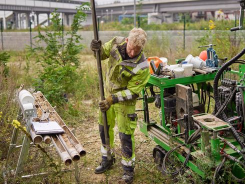 Ein Gutachter während der geotechnischen Untersuchung am Ostkreuz.