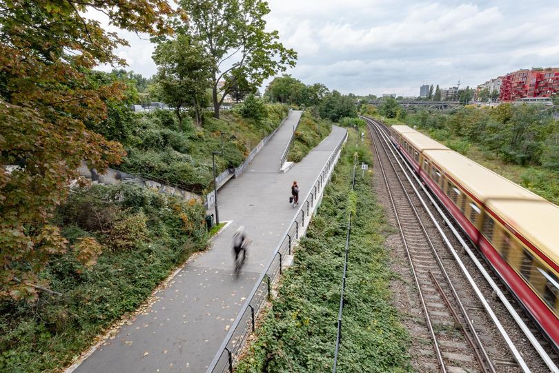 Radfahrende fahren entlang Gleisdreieckpark