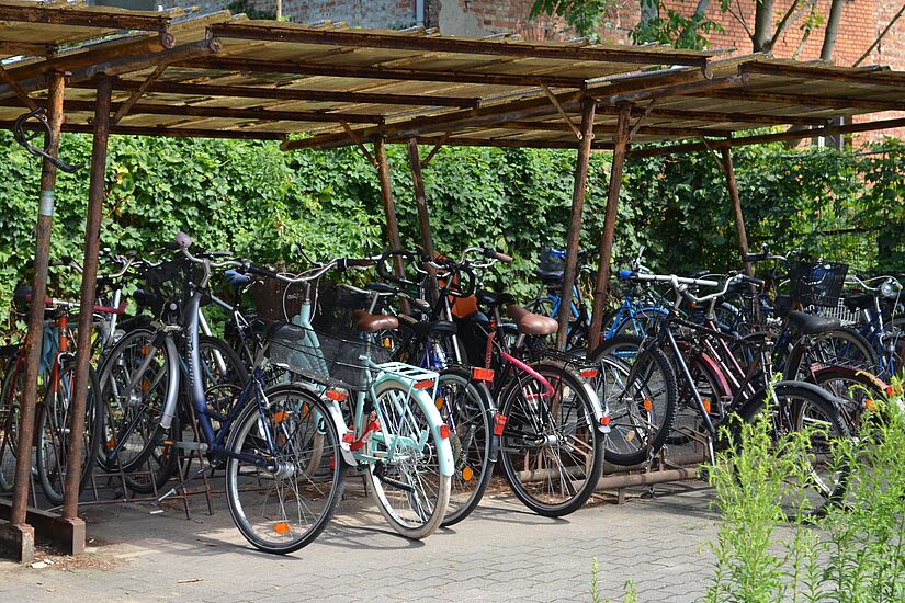 überdachte Fahrradabstellanlage mit angeschlossenen Fahrrädern