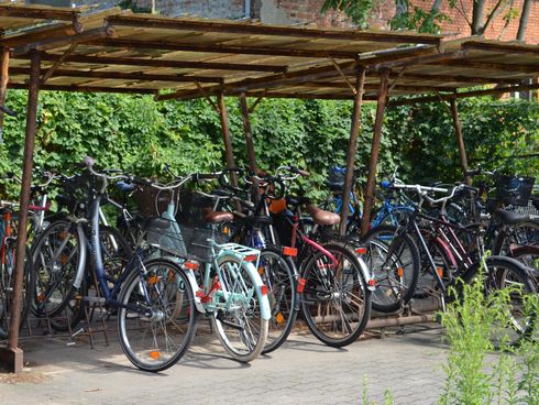 überdachte Fahrradabstellanlage mit angeschlossenen Fahrrädern