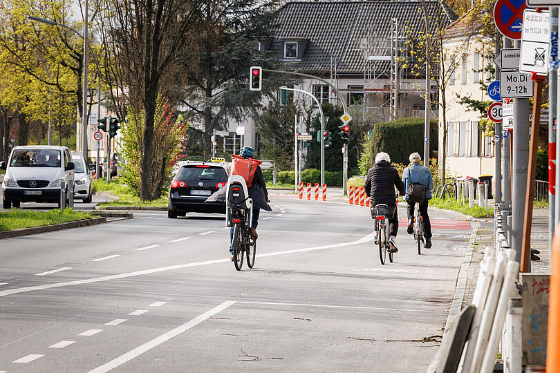 Radfahrer fahren auf einem geschützten Radfahrstreifen