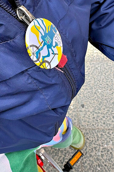 Button Kidical Mass an der Jacke eines Kindes