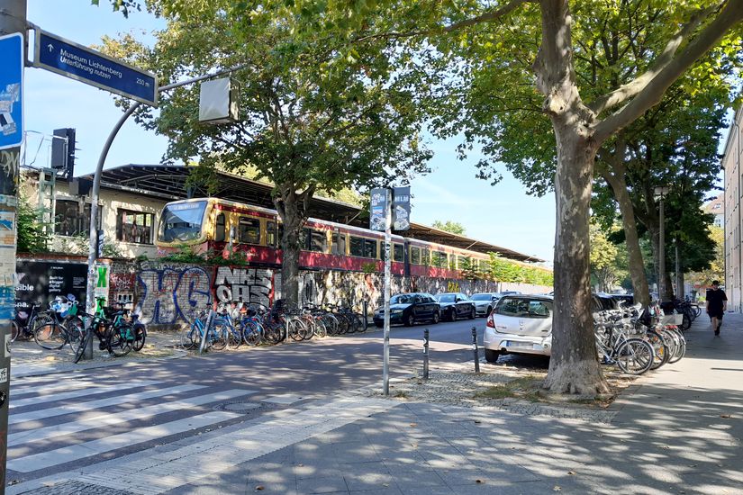 Blick auf abgestellte Fahrräder vor dem Bahnhof Nöldnerplatz in Lichtenberg