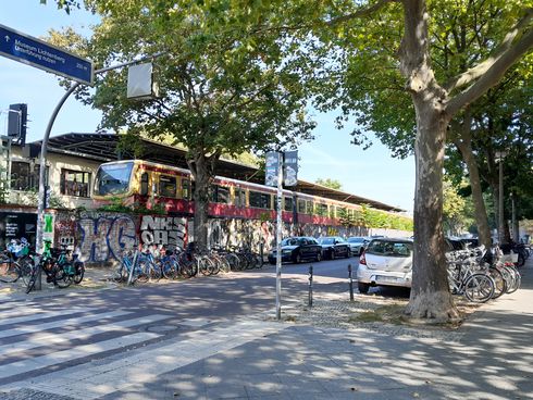 Blick auf abgestellte Fahrräder vor dem Bahnhof Nöldnerplatz in Lichtenberg