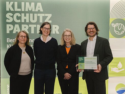 Gruppenbild des infraVelo-Teams mit Senatorin Bonde
