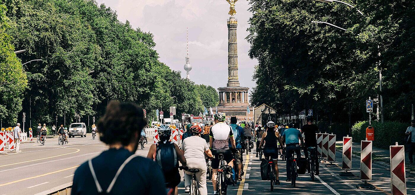 Radfahrende bei Sternfahrt radeln Richtung Goldelse