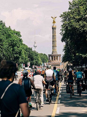 Radfahrende bei Sternfahrt radeln Richtung Goldelse