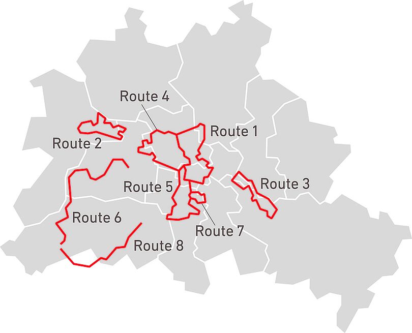 Karte von Berlin mit acht eingezeichneten Radrouten