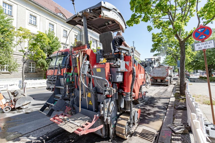 Schweres Baugerät für Fräsarbeiten auf Straße