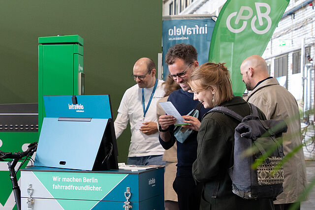 Besucher am infraVelo-Stand auf der VELOBerlin