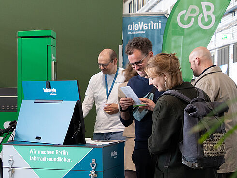 Besucher am infraVelo-Stand auf der VELOBerlin