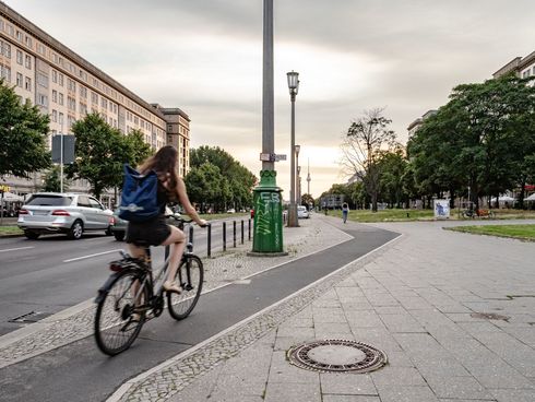 Fahrradfahrer fährt auf einem Hochbordradweg