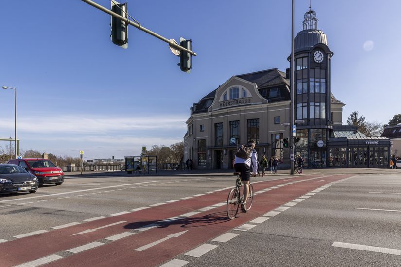 Radfahrer überquert eine Kreuzung am Bahnhof Heerstraße