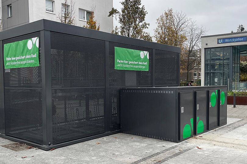 Gesicherte Sammelschließanalge und Boxen für Fahrräder am U-Bahnhof Wutzkyallee