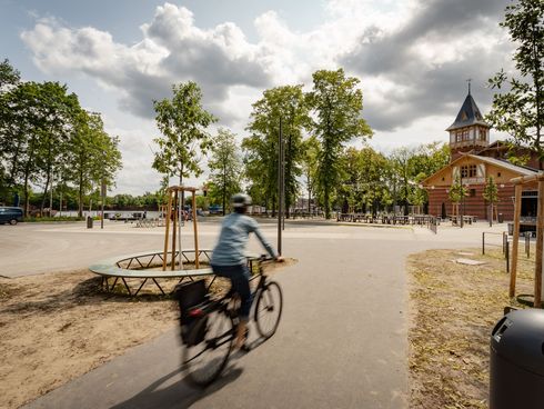 Radfahrerin auf dem Wasserweg in Richtung Eierhäuschen an der Spree