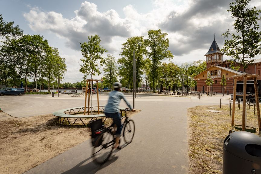 Radfahrerin auf dem Wasserweg in Richtung Eierhäuschen an der Spree