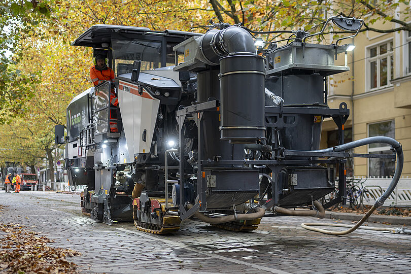 Schleifmaschine im Einsatz auf der Hufelandstraße