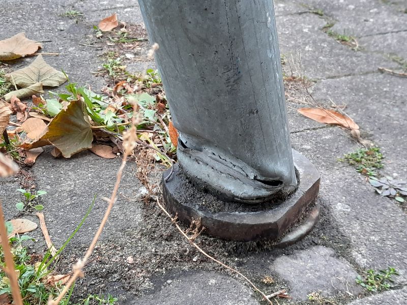 abgeknickter Pfosten eines Radwegweisers