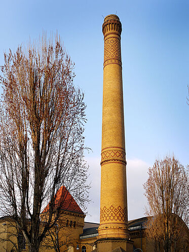 hoher Schornstein aus hellem Backstein
