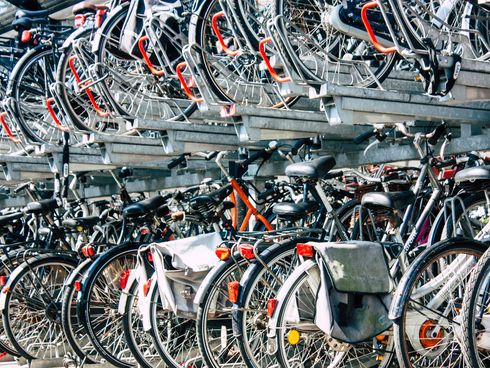 Fahrräder in Doppelstock-Abstellanlagen