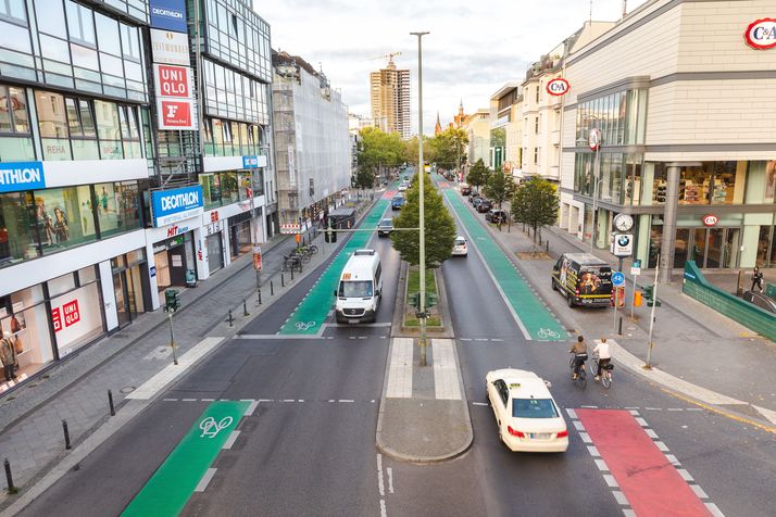 grün und rot markierte Radwege auf der Schloßstraße in Berlin