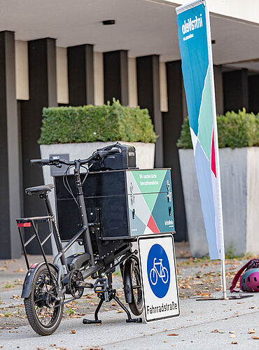 Lastenrad von infraVelo steht auf einem Vorplatz