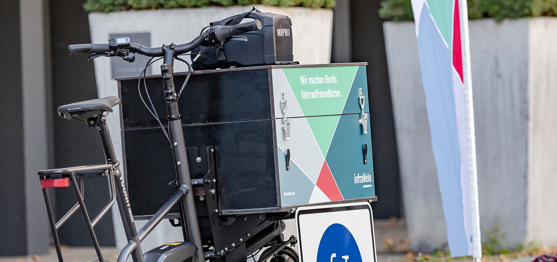 Lastenrad von infraVelo steht auf einem Vorplatz
