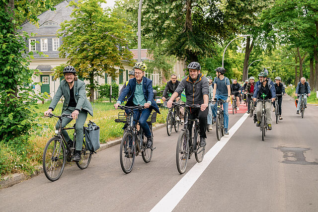 Mehrere Personen auf dem Fahrrad fahren als Pulk auf einem Radfahrstreifen