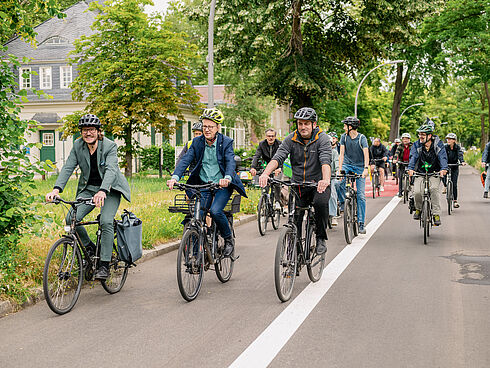 Mehrere Personen auf dem Fahrrad fahren als Pulk auf einem Radfahrstreifen