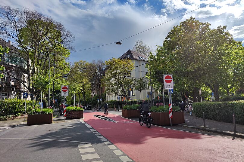 Roter Radfahrstreifen und Blumenkübel als Modalfilter