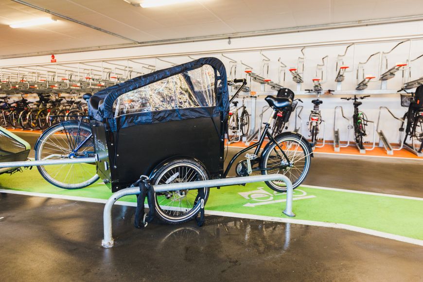 Angeschlossenes Lastenrad in einem Fahrradparkhaus