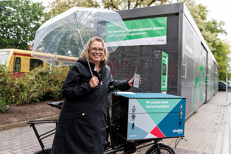 Ute Bonde mit Lastenfahrrad bei Regen