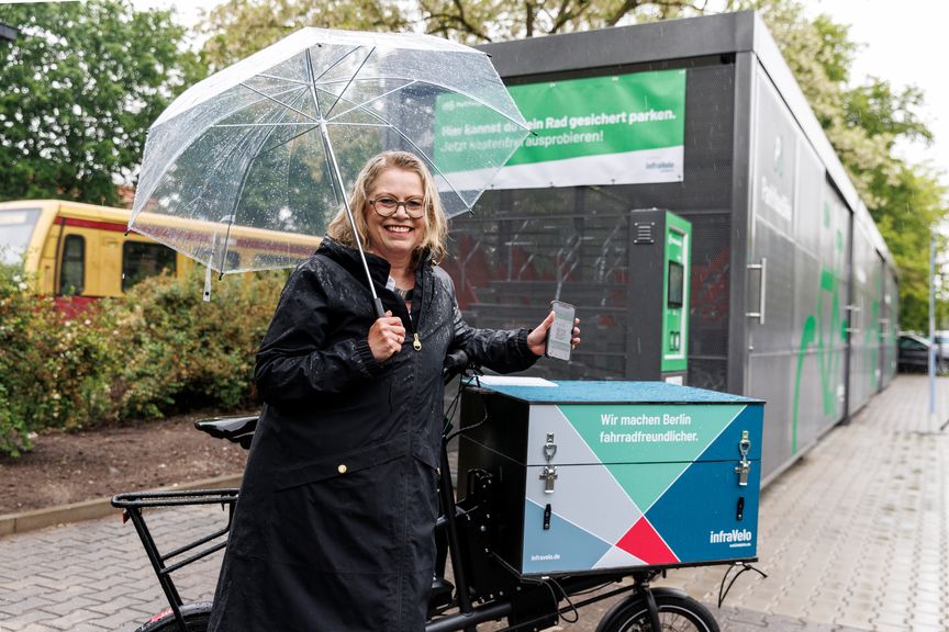Verkehrssenatorin Ute Bonde vor Fahrradabstellanlage